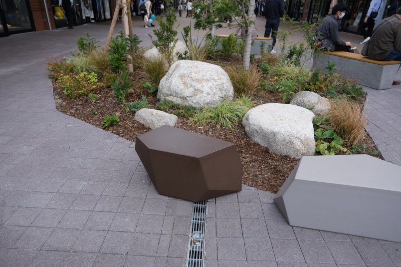 ベンチと景石と植栽地